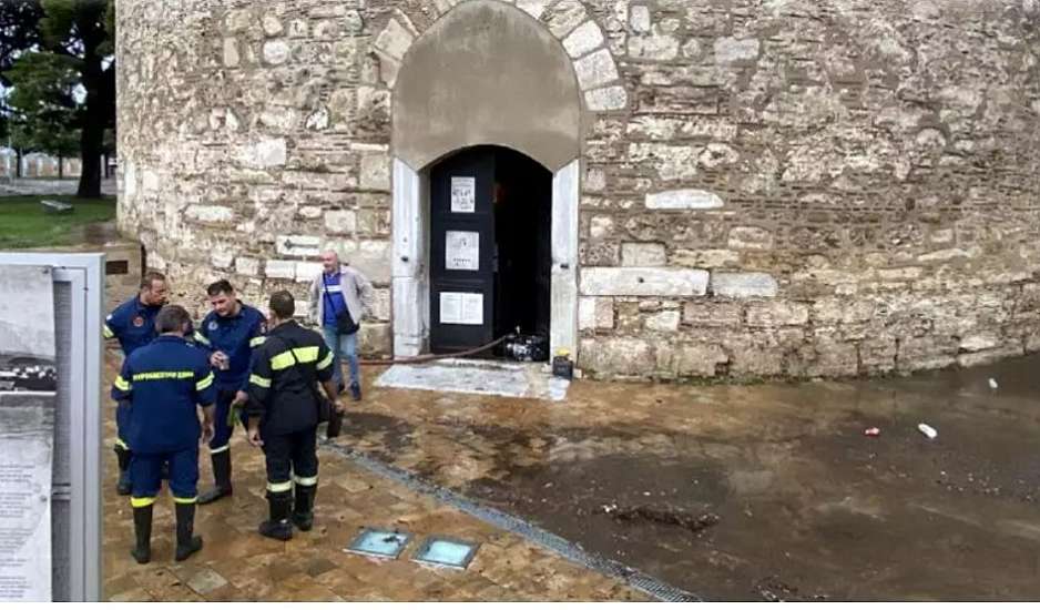 Σφοδρά χτύπησε τη Θεσσαλονίκη - Πλημμύρισε ο Λευκός Πύργος από την νεροποντή
