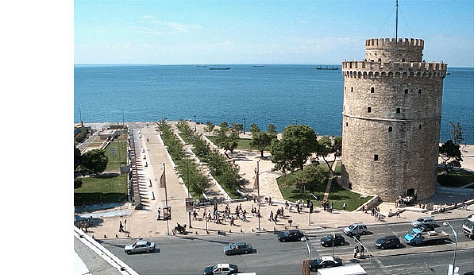 Θεσσαλονίκη: Ο Λευκός Πύργος έγινε μωβ