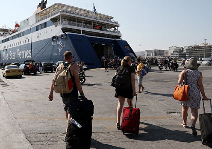 Ουρές στο λιμάνι του Πειραιά για το τριήμερο του Αγίου Πνεύματος – Γεμάτα φεύγουν τα πλοία