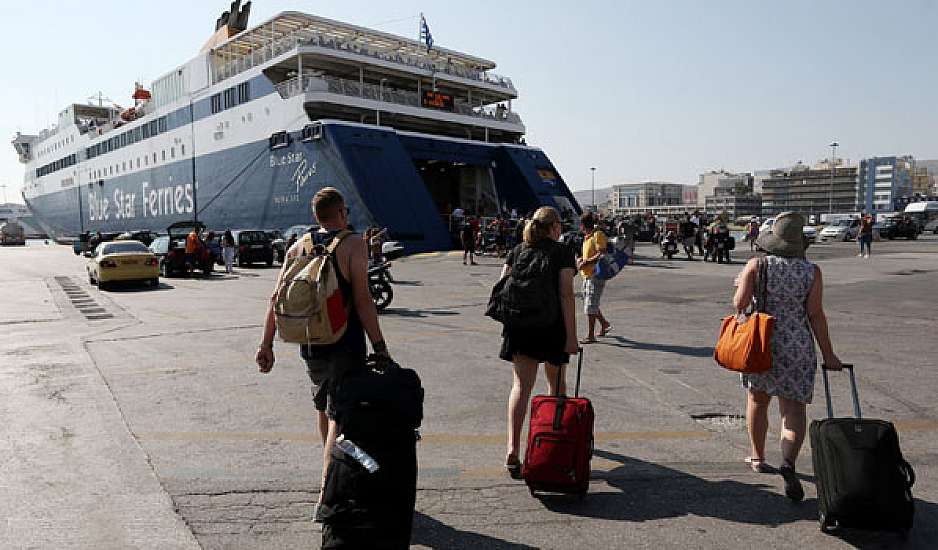 Πειραιάς: Γεμάτα φεύγουν τα πλοία για τα νησιά