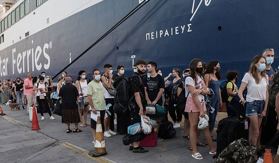 Πρωτομαγιά: Ξεκίνησε η έξοδος – Αυξημένη κίνηση στο λιμάνι του Πειραιά – 24ωρη απεργία της ΠΝΟ