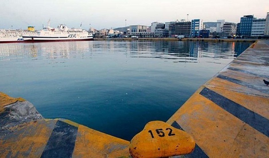 Νεκρός ανασύρθηκε άνδρας από τη θάλασσα στο κεντρικό λιμάνι του Πειραιά