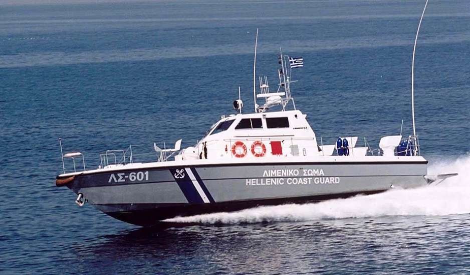 Αίγινα: Δραματική διάσωση 8 ατόμων από σκάφος που βυθιζόταν