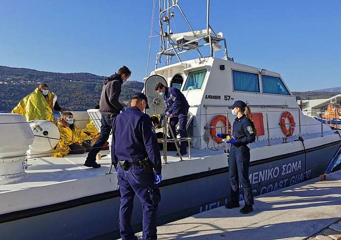 Σάμος: Εικόνες από την επιχείρηση διάσωσης 29 μεταναστών – Ανάμεσά τους 10 παιδιά