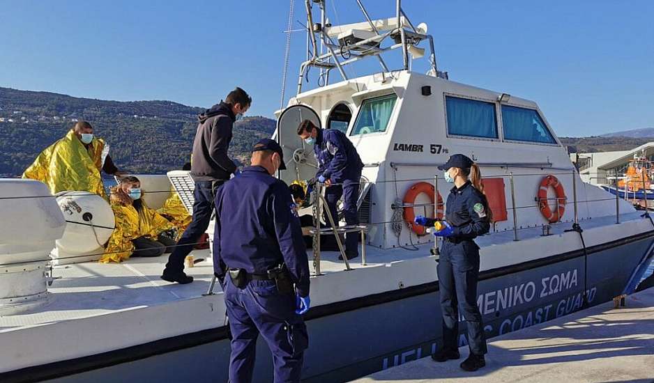 Σάμος: Εικόνες από την επιχείρηση διάσωσης 29 μεταναστών – Ανάμεσά τους 10 παιδιά