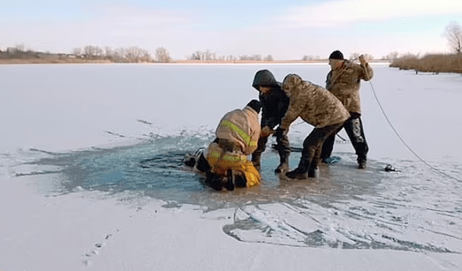 Σοκαριστικό βίντεο: Βούτηξε σε παγωμένο ποτάμι και πνίγηκε μπροστά στα μάτια της γυναίκας του