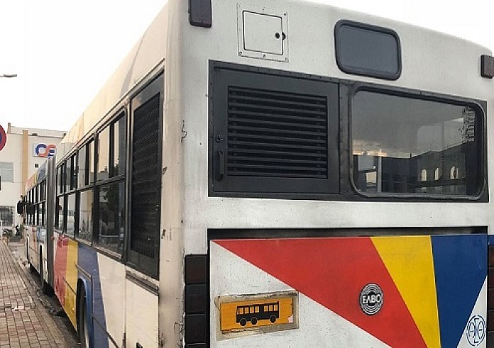 Θεσσαλονίκη: Σήκωσαν αυτοκίνητο με τα χέρια για να περάσει το λεωφορείο