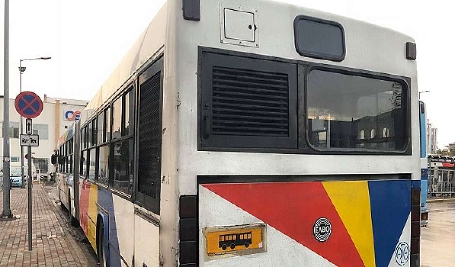 Θεσσαλονίκη: Σήκωσαν αυτοκίνητο με τα χέρια για να περάσει το λεωφορείο