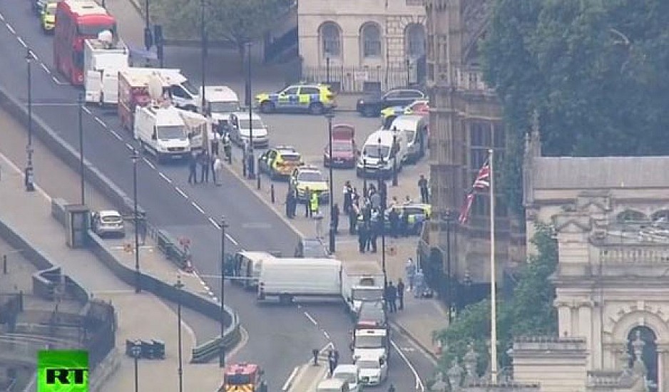 Λονδίνο: ΙΧ έπεσε στο φράκτη του Κοινοβουλίου.  Η στιγμή της σύλληψης του οδηγού