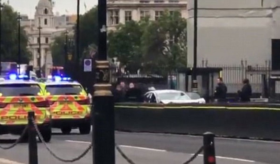 Συναγερμός στο Λονδίνο: Αυτοκίνητο έπεσε στα οδοφράγματα στο κοινοβούλιο. Τραυματίστηκαν πεζοί