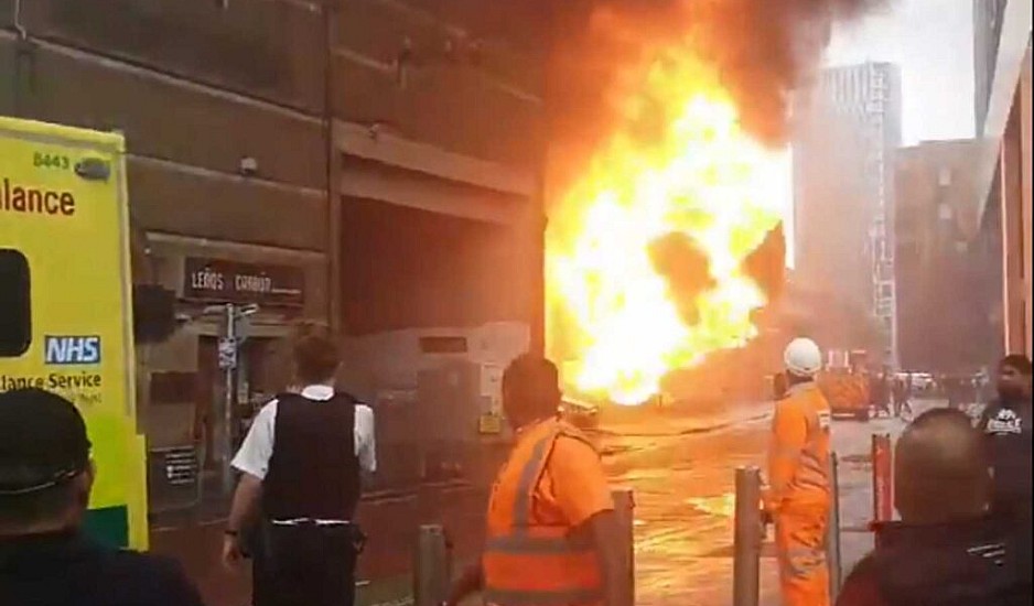 Συναγερμός στο Λονδίνο – Μεγάλη φωτιά κοντά σε σταθμό του μετρό
