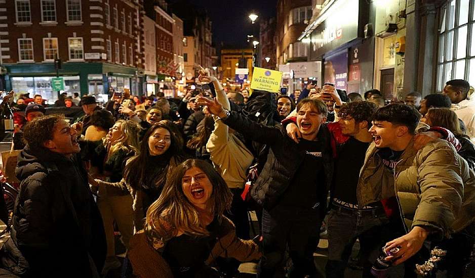 Λονδίνο: Γέμισαν παμπ και εστιατόρια το τελευταίο βράδυ πριν από το νέο lockdown