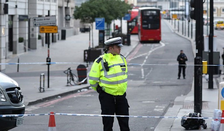 Λονδίνο: Όχημα έπεσε σε πεζούς έξω από τέμενος.  Δύο τραυματίες