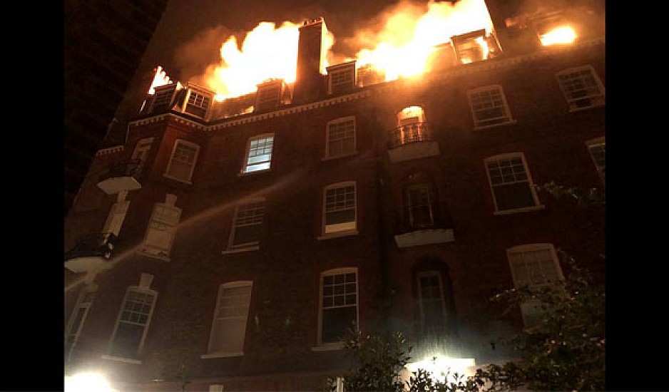 Μεγάλη πυρκαγιά σε πολυώροφη πολυκατοικία στο Λονδίνο