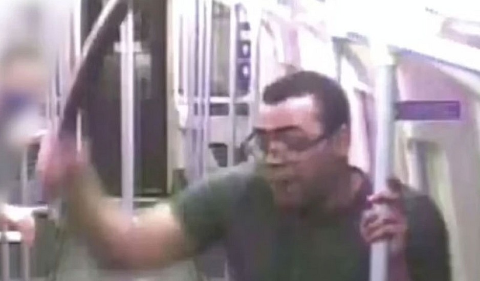 Λονδίνο: Σοκαριστικές σκηνές στο μετρό – Έβγαλε τη ματσέτα κι άρχισε να μαχαιρώνει τον κόσμο