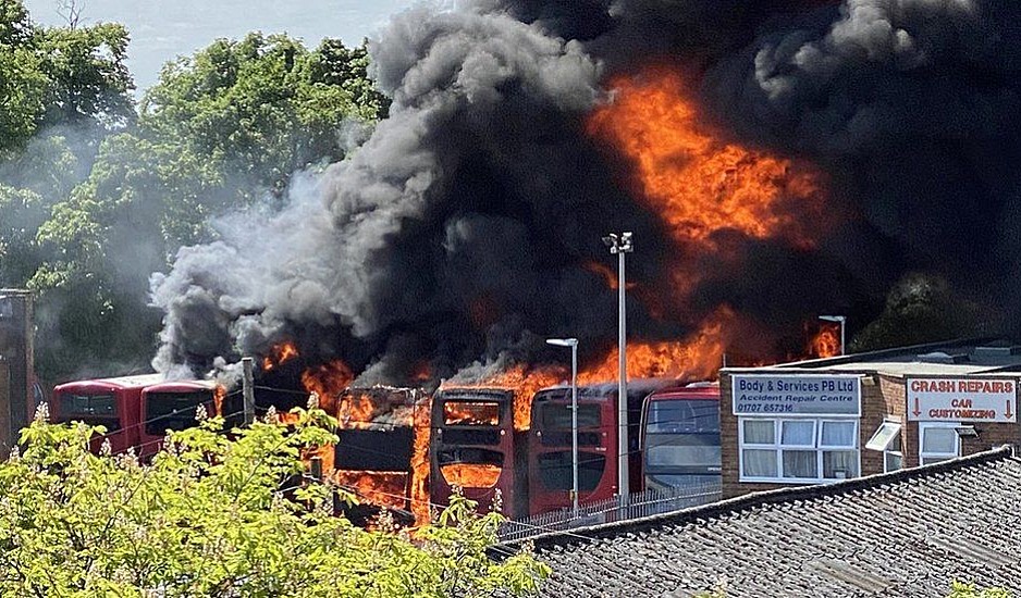 Συναγερμός στο Λονδίνο: Τεράστια έκρηξη σε γκαράζ λεωφορείων