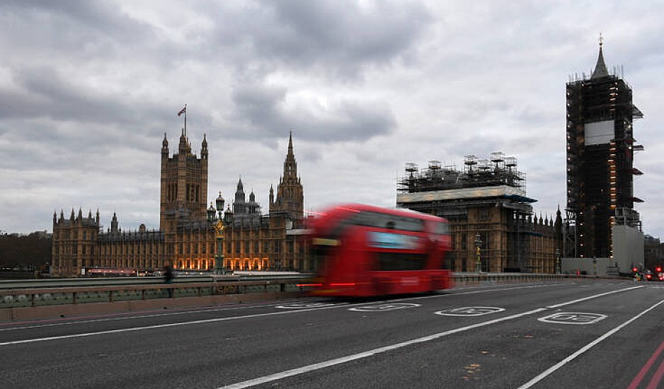 Πιο κοντά στο lockdown το Λονδίνο: Έρχονται νέα αυστηρότερα μέτρα
