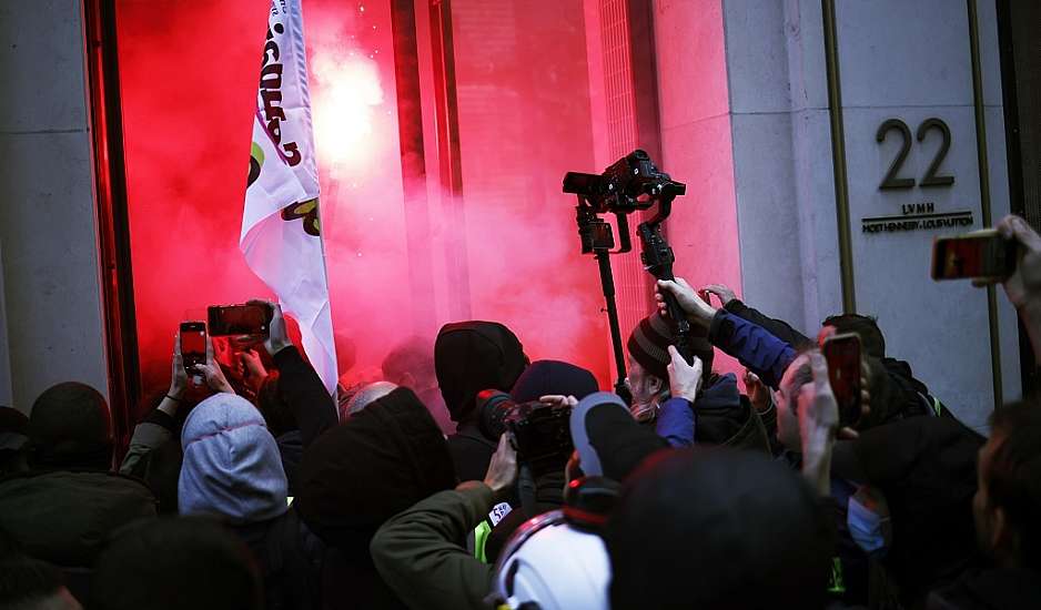 Παρίσι: Διαδηλωτές εισέβαλαν στα κεντρικά της Louis Vuitton