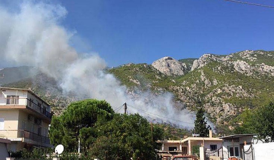 Φωτιά στο Λουτράκι: Αποπνικτική η ατμόσφαιρα στην πόλη, οι φλόγες κατευθύνονται στο μοναστήρι