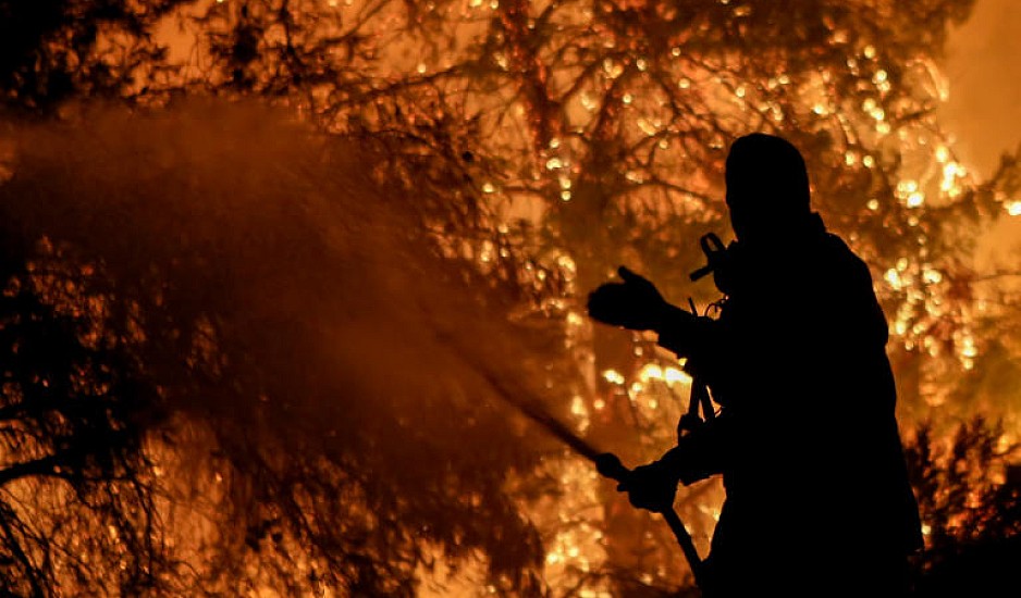 Ολονύχτια μάχη ισχυρών πυροσβεστικών δυνάμεων με τις φλόγες στο Λουτράκι