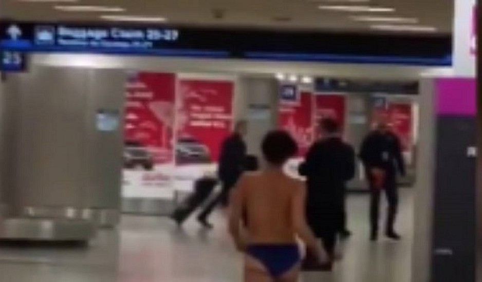 Τα πέταξε όλα και περπατούσε γυμνή στο αεροδρόμιο