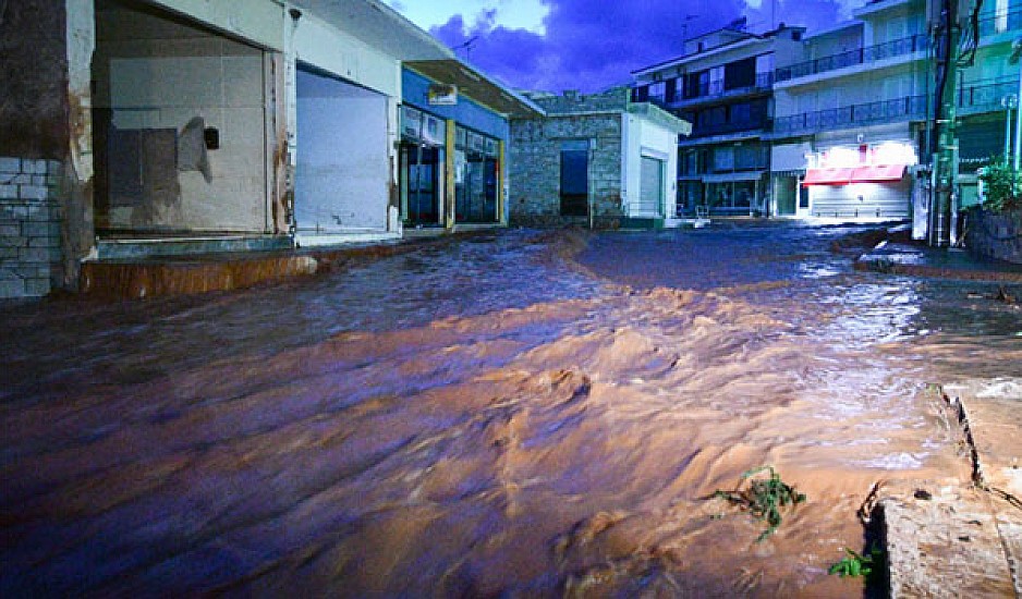 Μάνδρα Αττικής: Επέστρεψε ο τρόμος από τις νέες πλημμύρες. Συγκλονιστικές εικόνες