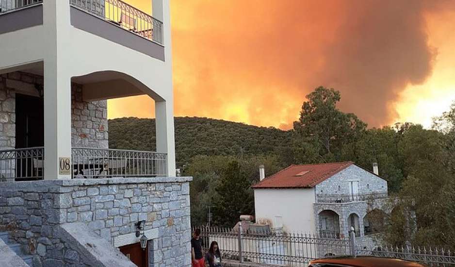 Αναζωπυρώσεις σε Βασιλίτσι και Ρόδο - Νέες φωτιές σε Λακωνία, Κω, Λίμνη Ευβοίας - Εκκενώνονται οικισμοί