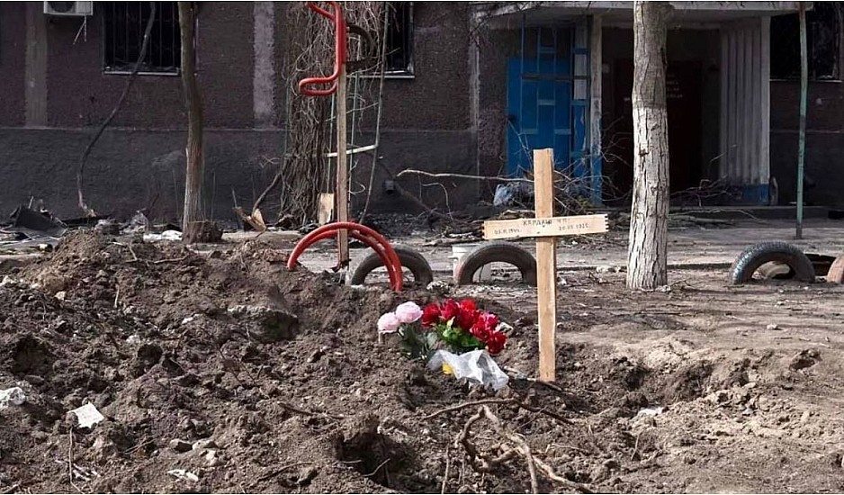 Ουκρανία: Η απόλυτη φρίκη του πολέμου - Η Μαριούπολη γέμισε με αυτοσχέδιους τάφους