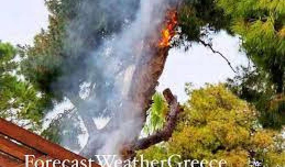 Μαρούσι: Κεραυνός έπεσε δίπλα σε καφετέρια – Πήραν φωτιά τα δέντρα