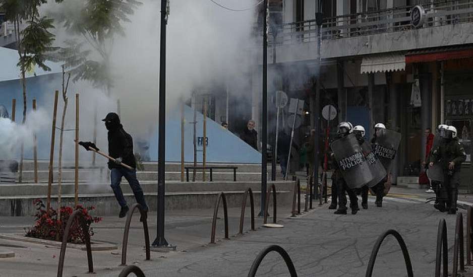 Μαρούσι: Σοκάρουν τα βίντεο από την επίθεση αντιεξουσιαστών κατά αστυνομικών και κόσμου