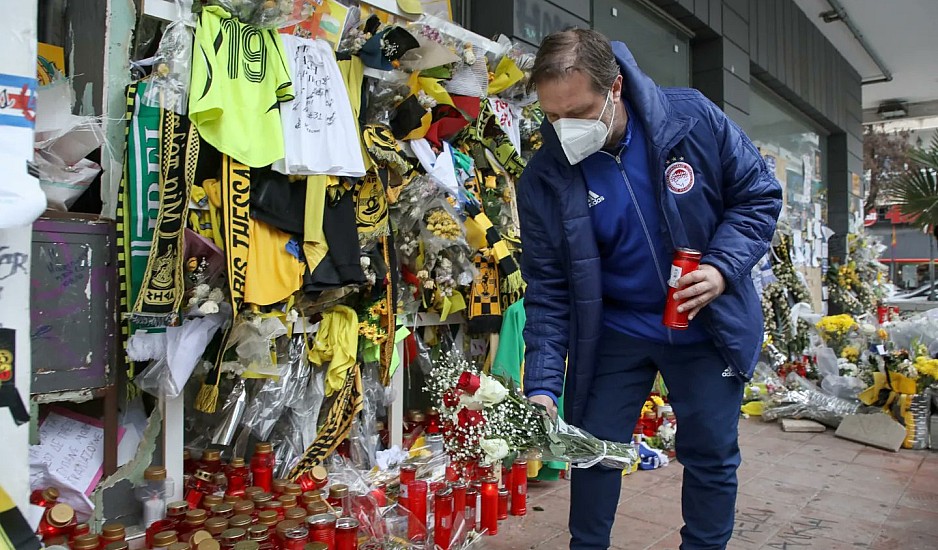 Αντιπροσωπεία του Ολυμπιακού άφησε λουλούδια στο σημείο όπου δολοφονήθηκε ο Άλκης Καμπανός