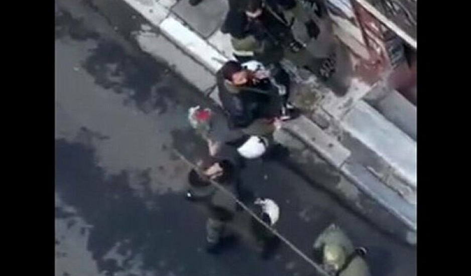 ΕΔΕ για τον αστυνομικό που χτυπά κοροϊδευτικά συνάδελφό του με λουλούδια για τον Γρηγορόπουλο