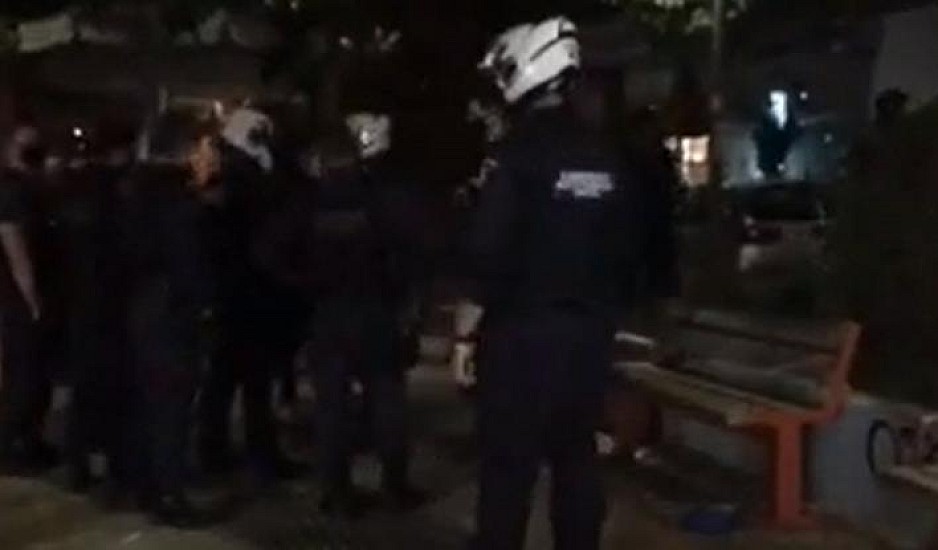 Έφοδος και συνωστισμός αστυνομικών στην πλατεία Βαρνάβα για τον κορονοϊό