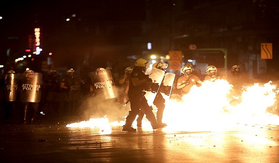 Θεσσαλονίκη: Πεδίο μάχης μετά την συναυλία του ΛΕΞ. Επίθεση κουκουλοφόρων σε ΜΑΤ