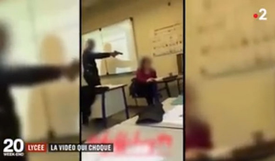 Μαθητής απείλησε με ψεύτικο όπλο καθηγήτρια για να μην του βάλει  απουσία