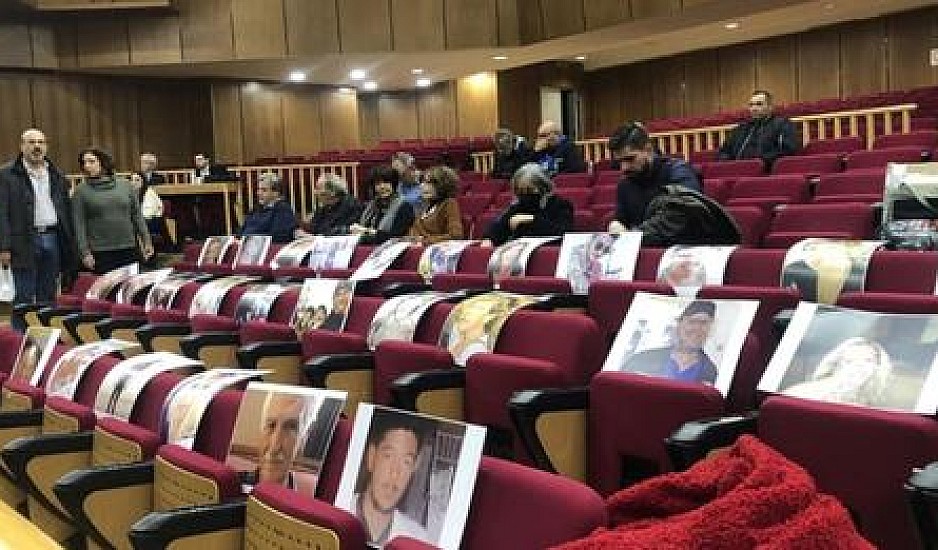 Φωτιά στο Μάτι: Φωτογραφίες των θυμάτων στα έδρανα του δικαστηρίου - Αφήστε μας να δείξουμε τον πόνο μας