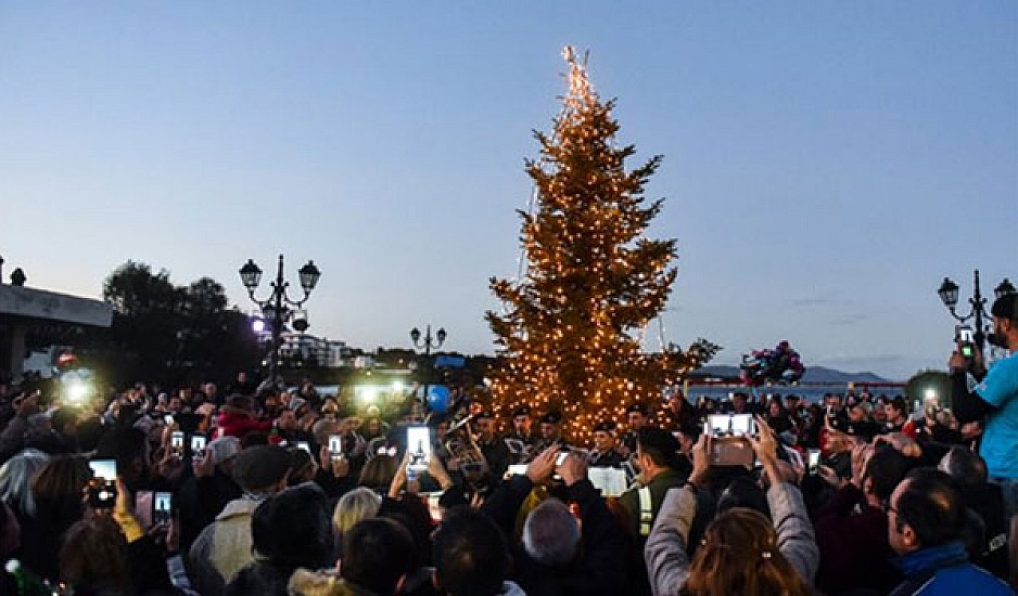 Συγκίνηση στο Μάτι: Άναψε το χριστουγεννιάτικο δέντρο