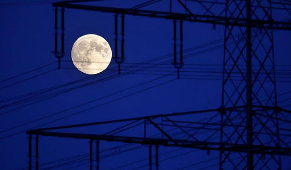 Απόψε Παρασκευή το ματωμένο φεγγάρι: Ολική έκλειψη σελήνης και πανσέληνος