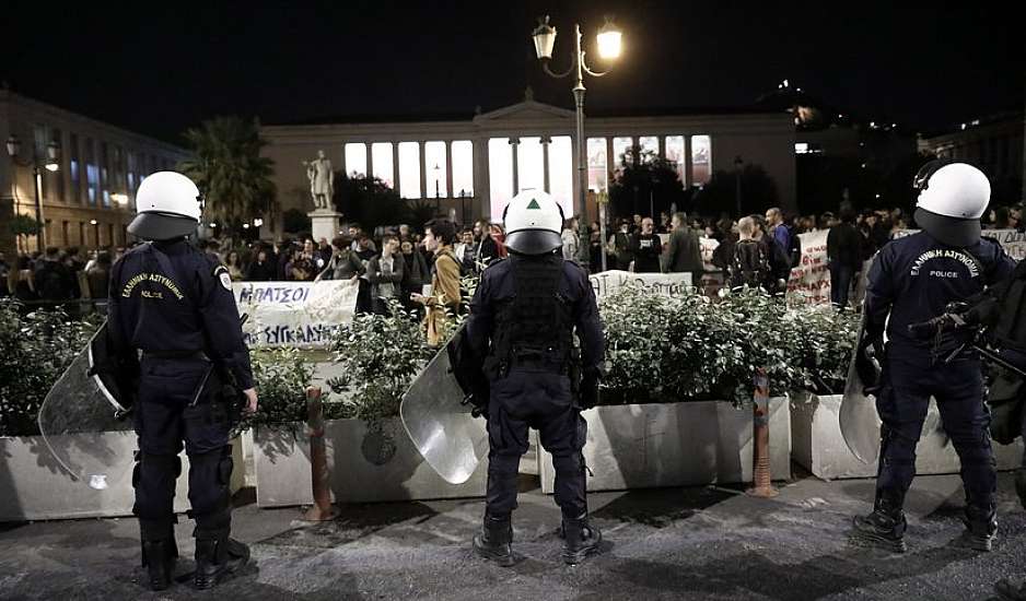 Ένταση στο κέντρο της Αθήνας μετά την πορεία για τον βιασμό στο ΑΤ Ομόνοιας
