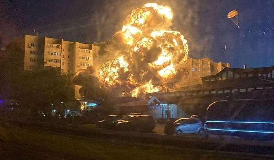 Ρωσία: Μαχητικό αεροσκάφος συνετρίβη σε κτίριο – Ξέσπασε μεγάλη φωτιά