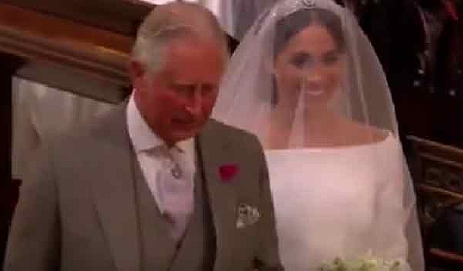 Ο πρίγκιπας Χάρι αντικρίζει τη νύφη Μέγκαν για πρώτη φορά #RoyalWedding