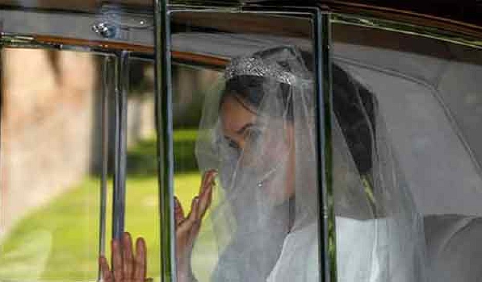 Δείτε τις πρώτες εικόνες της Μέγκαν Μαρκλ με το νυφικό της #RoyalWedding