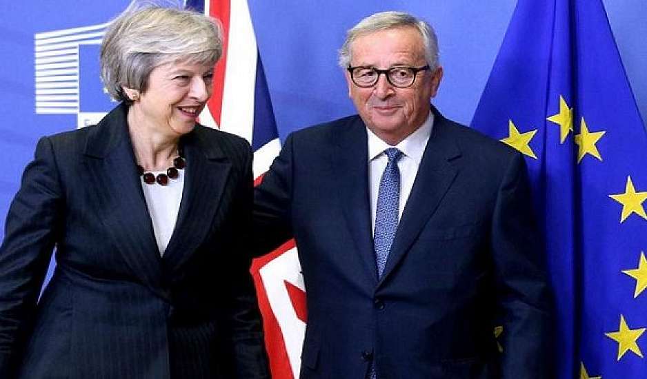 Brexit: Συμβιβασμό της τελευταίας στιγμής ανακοίνωσαν Μέι και Γιούνκερ