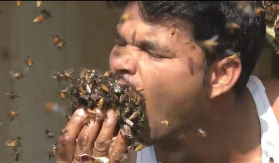 Πιάνει τις μέλισσες με τη χούφτα του και τις βάζει στο στόμα του