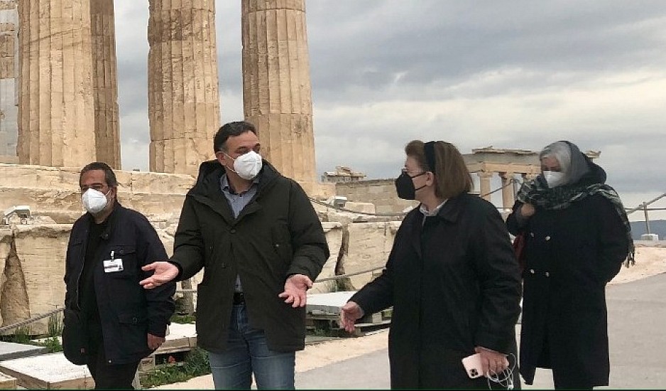 Αυτοψία Μενδώνη στην Ακρόπολη ενόψει της επαναλειτουργίας των αρχαιολογικών χώρων