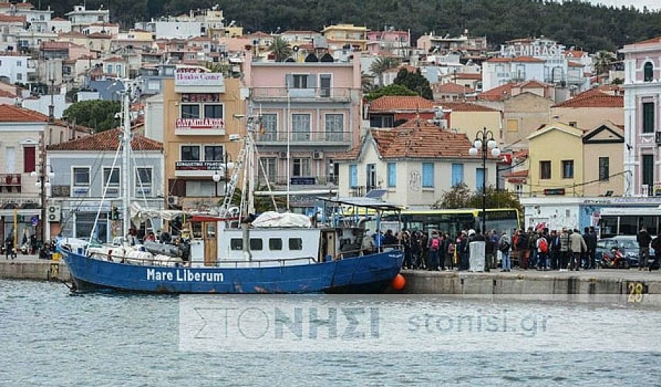 Κάτοικοι δεν επέτρεψαν στο πλοίο "Mare Liberum" να δέσει στο λιμάνι της Μυτιλήνης