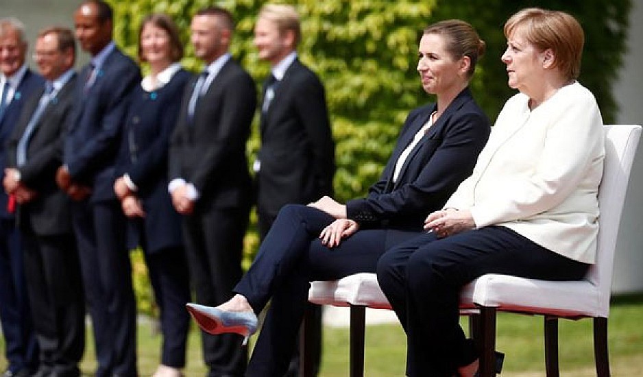 H Μέρκελ καλωσόρισε καθιστή την πρωθυπουργό της Δανίας