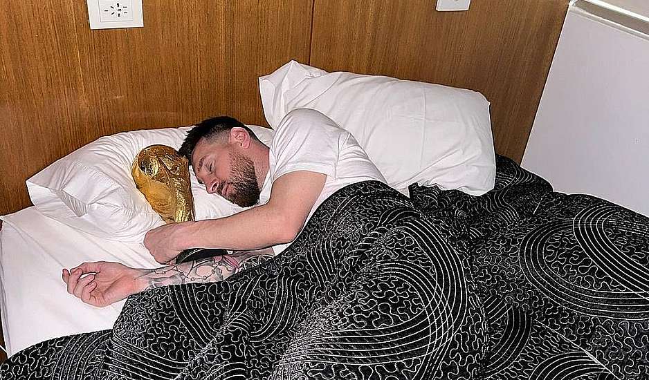 Ο Μέσι κοιμήθηκε αγκαλιά με το τρόπαιο του Μουντιάλ