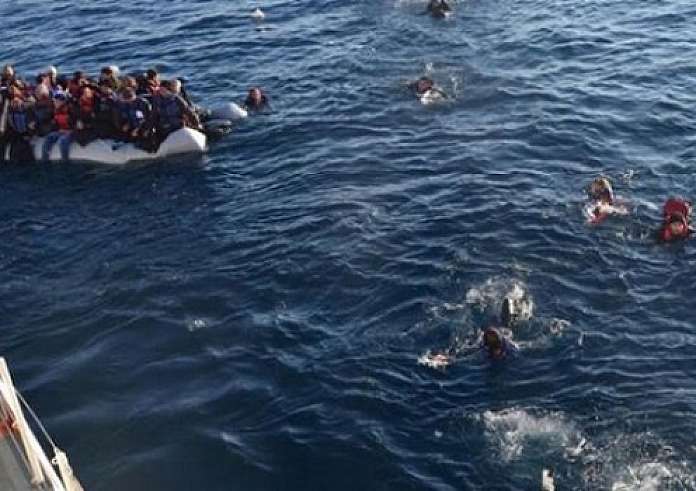 Ναυάγιο στην Πύλο: Νεκροί 32 μετανάστες – Έφτασαν στο λιμάνι της Καλαμάτας οι πρώτοι διασωθέντες