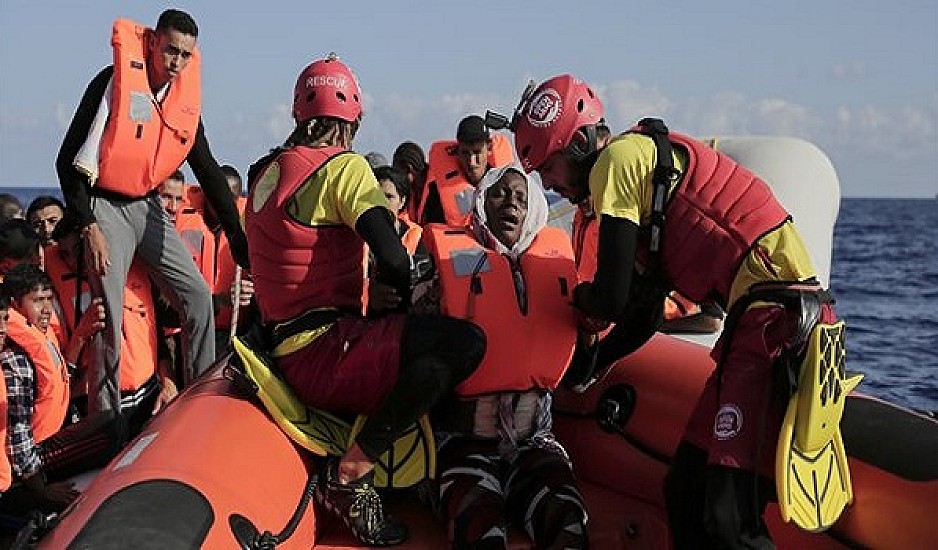 Τέσσερα πτώματα παιδιών εντοπίστηκαν μετά από ναυάγιο με δεκάδες μετανάστες